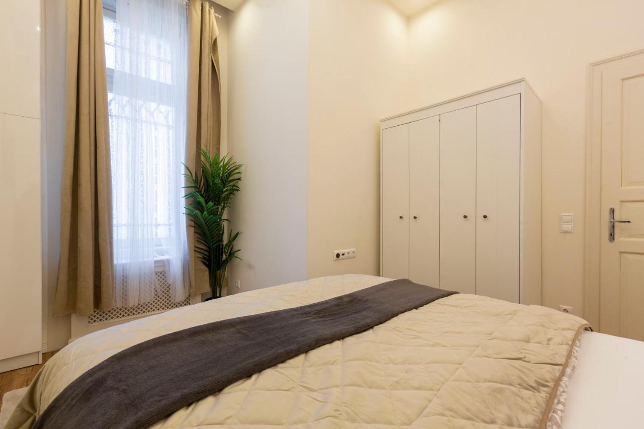 Luxurious Central Apartment In Liszt Ferenc Square Budapest Eksteriør bilde